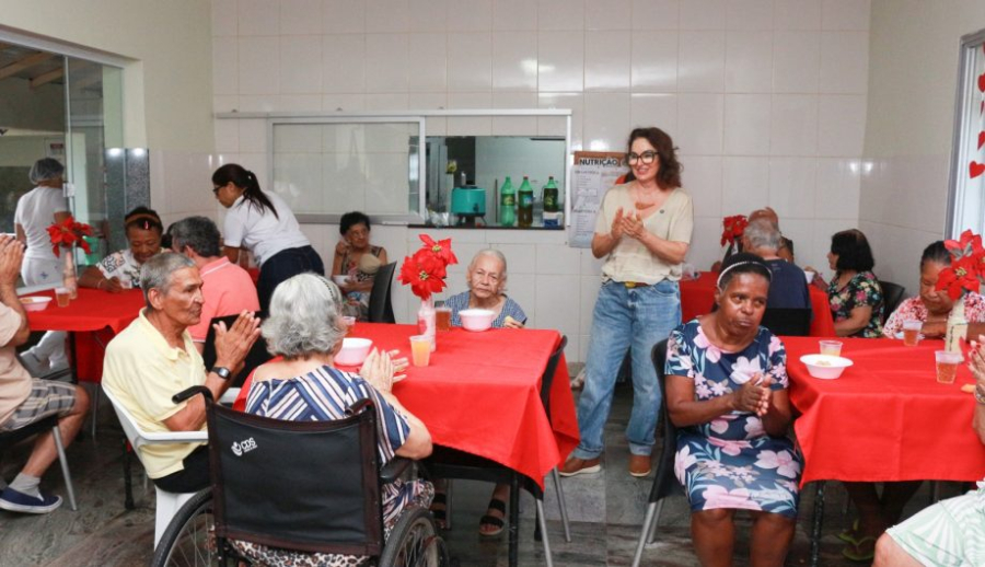 Prefeitura celebra Dia das Mães em asilos de Cachoeiro