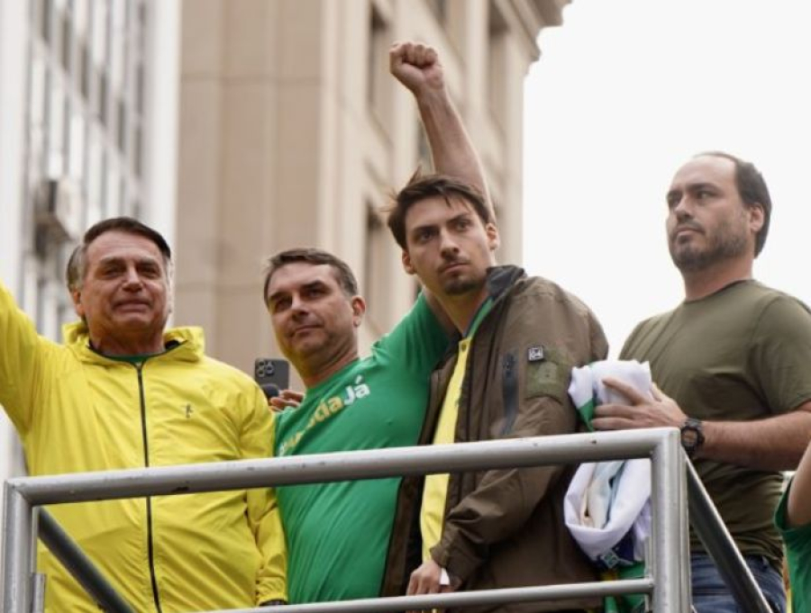 Filhos se reúnem com Bolsonaro em casa enquanto STF abre julgamento