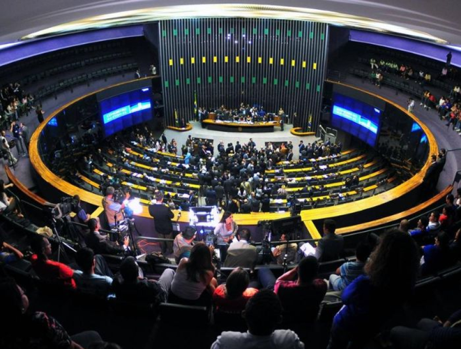 Câmara aprova projeto que limita decisões monocráticas no STF