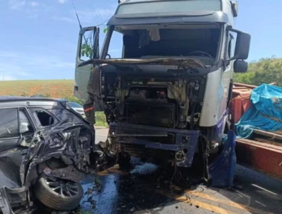 Mãe e filho morrem em grave acidente na BR-101, em Fundão