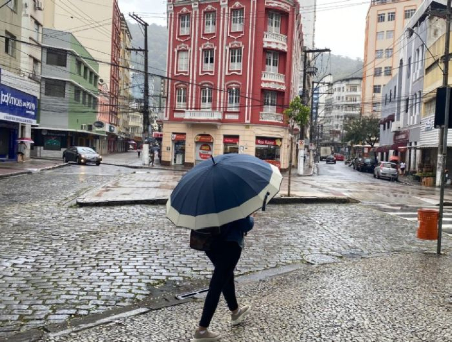 Chuva atinge a Grande Vitória e Norte do ES, Inmet mantém alerta de risco potencial no Estado