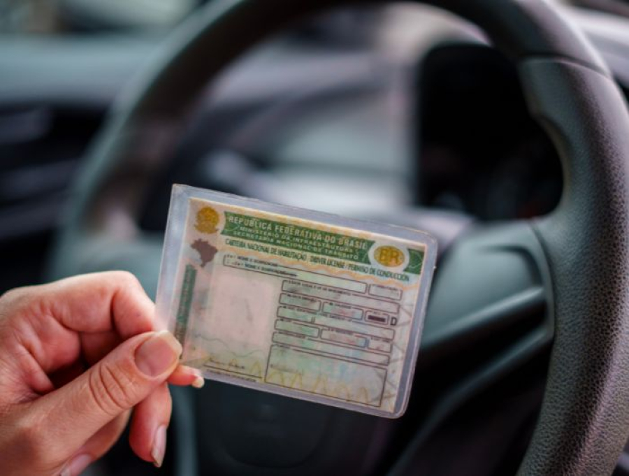 Nova regra permite “instrutor em menos de uma hora” e acende alerta sobre segurança e fiscalização no processo da CNH