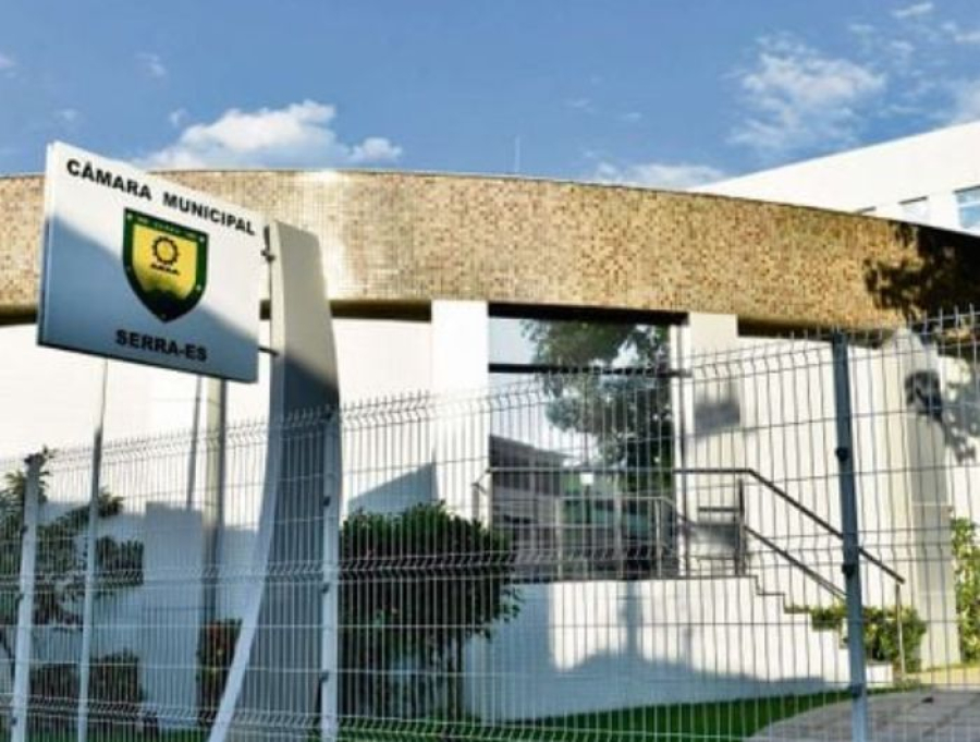 Pressionado, presidente interino da Câmara da Serra reage, ameaça cortar ponto e enfrenta ofensiva por destituição