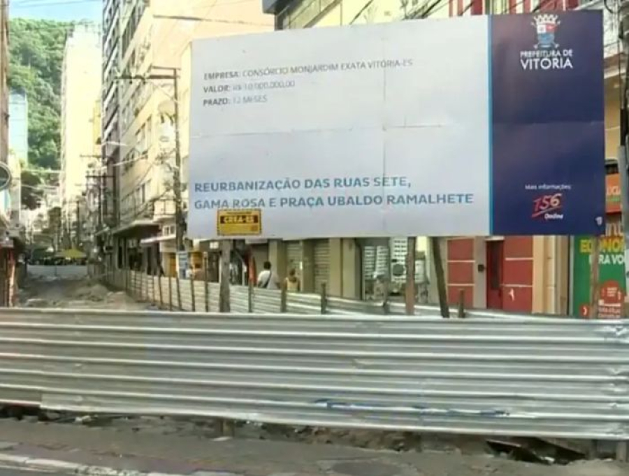 Centro de Vitória enfrenta prejuízos e incerteza após paralisação de obras de revitalização
