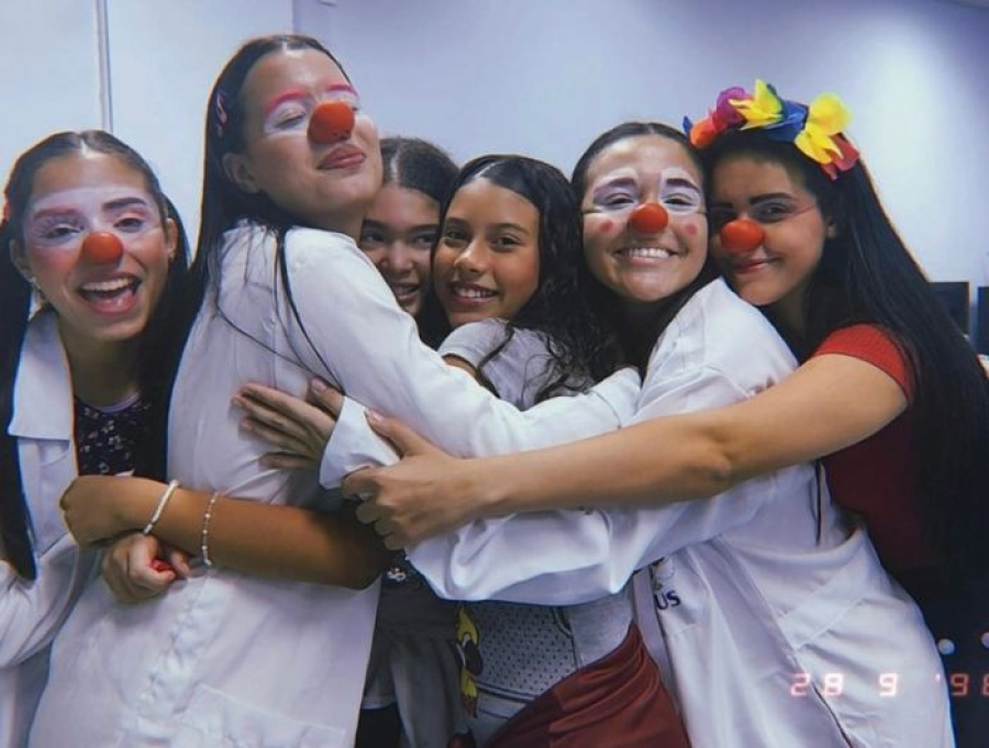 Riso que acolhe: palhaços levam leveza a pacientes internados do Hospital São Lucas