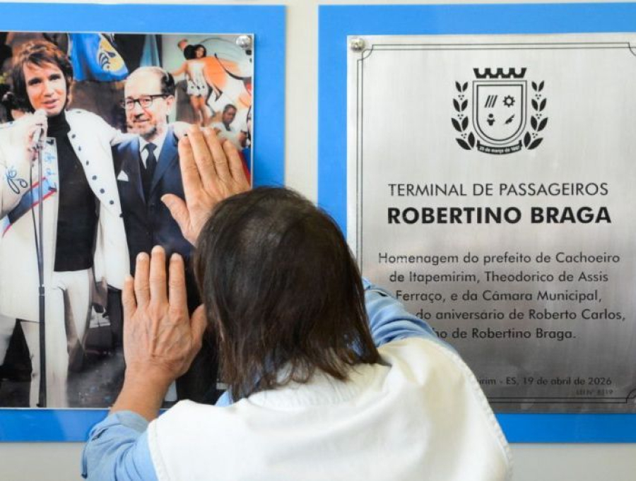 Roberto Carlos se emociona em homenagem ao pai em sua chegada a Cachoeiro no dia do aniversário