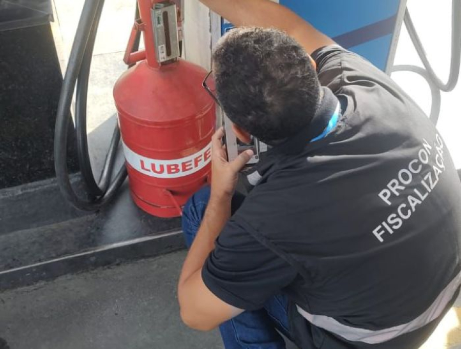 Procon flagra irregularidade em bomba e autua posto de combustíveis em Cachoeiro