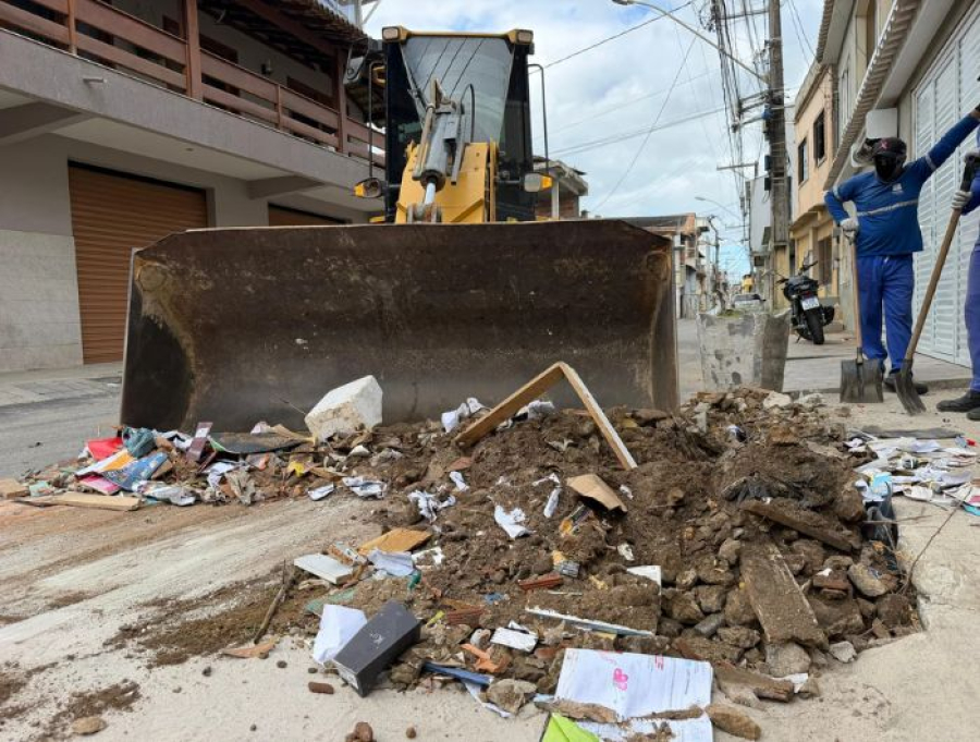 Prefeitura intensifica limpeza em Marataízes após descarte irregular de entulho perto de escola