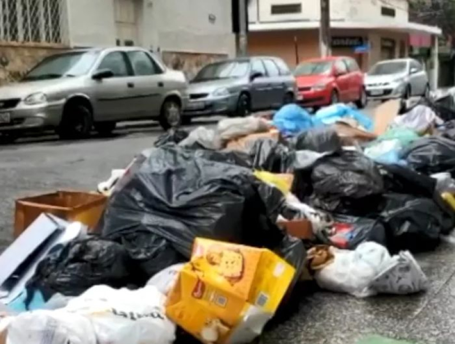 Lixo se acumula nas ruas da Grande Vitória com avanço da greve de garis