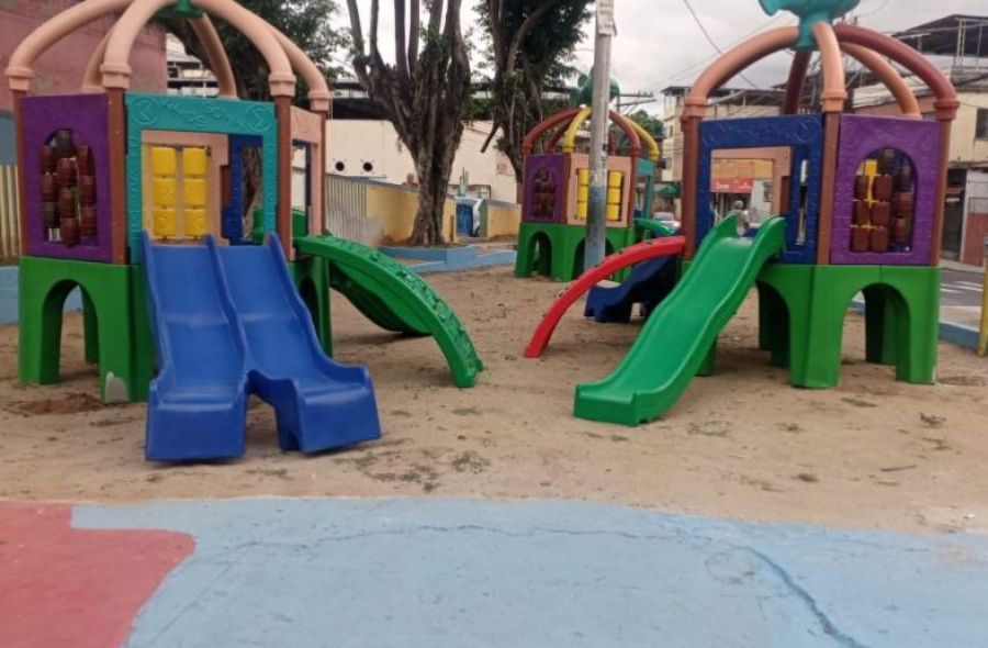 Prefeitura de Cachoeiro realiza substituição e instalação de brinquedos em praças e reforça preservação dos espaços públicos