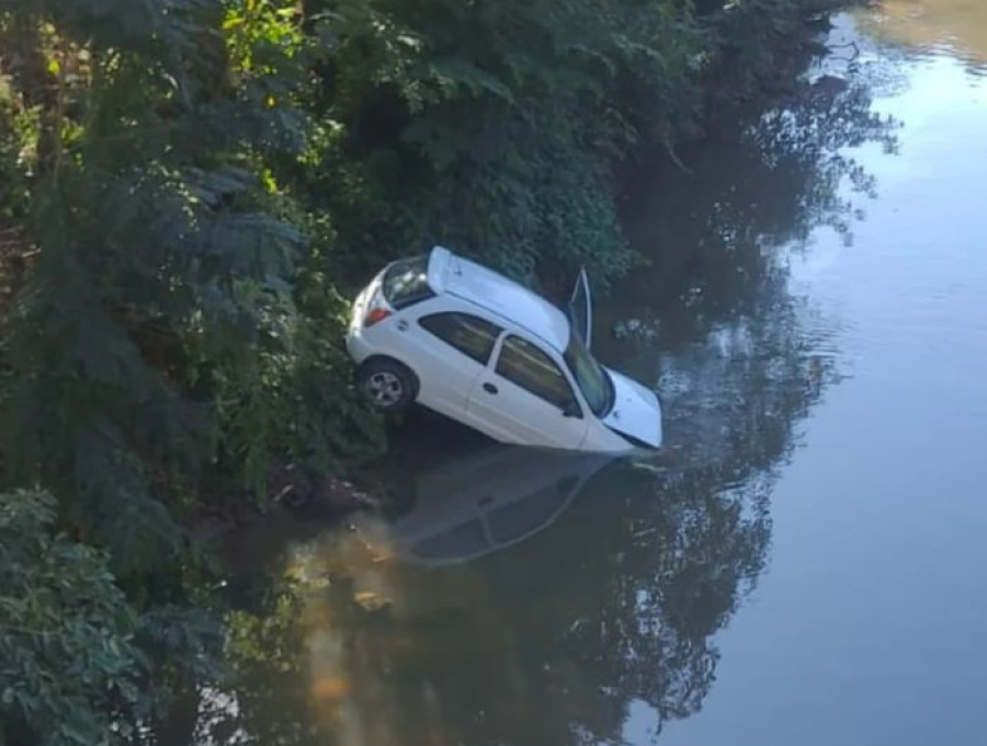 Carro despenca em rio após colisão com moto e deixa dois feridos no ES