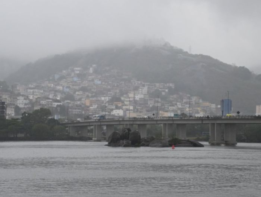 Inmet emite alerta para ventos fortes em 22 cidades do ES; frente fria muda o tempo
