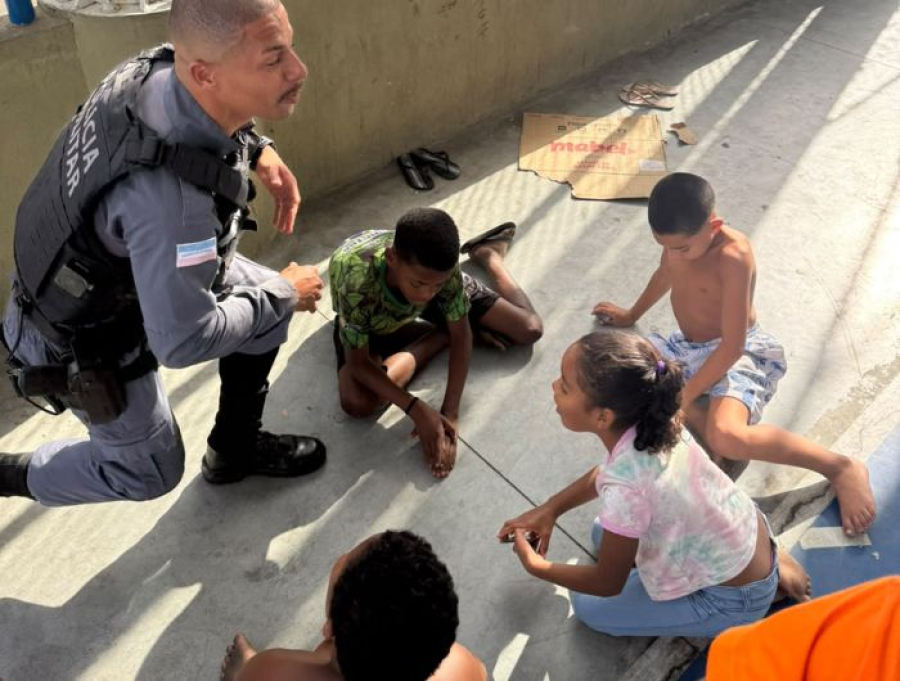 Entre o patrulhamento e o futebol: policiais jogam bola com crianças no Bairro do Romão após abraço espontâneo