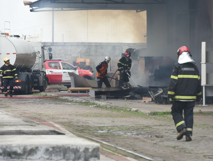 Perícia é iniciada para descobrir o que provocou incêndio no Arquivo Geral do TJES