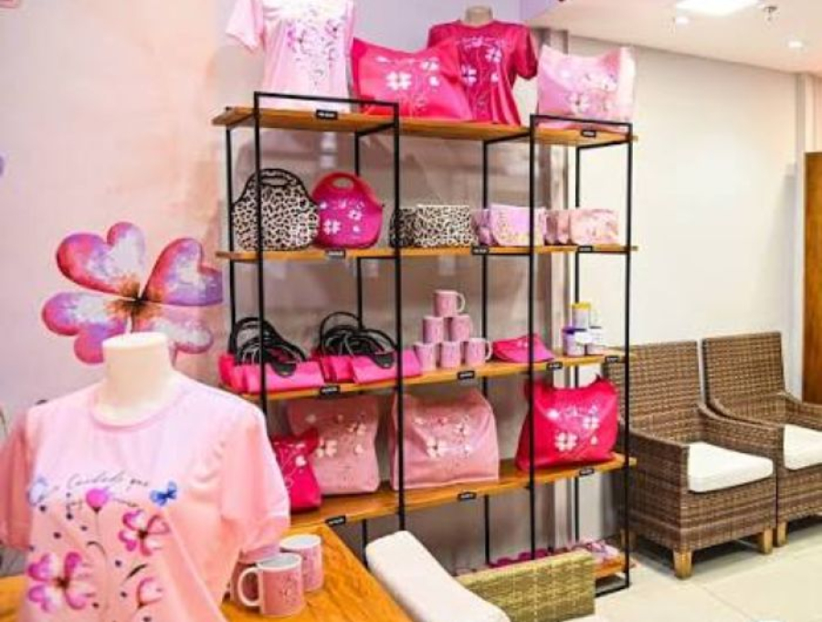 Loja Outubro Rosa da Afecc estreia no Shopping Vitória com espaço inédito para rodas de conversa