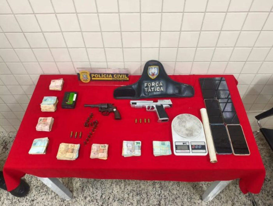 Operação “Check-in” prende homem e apreende arma, munições e R$ 19 mil em Piúma