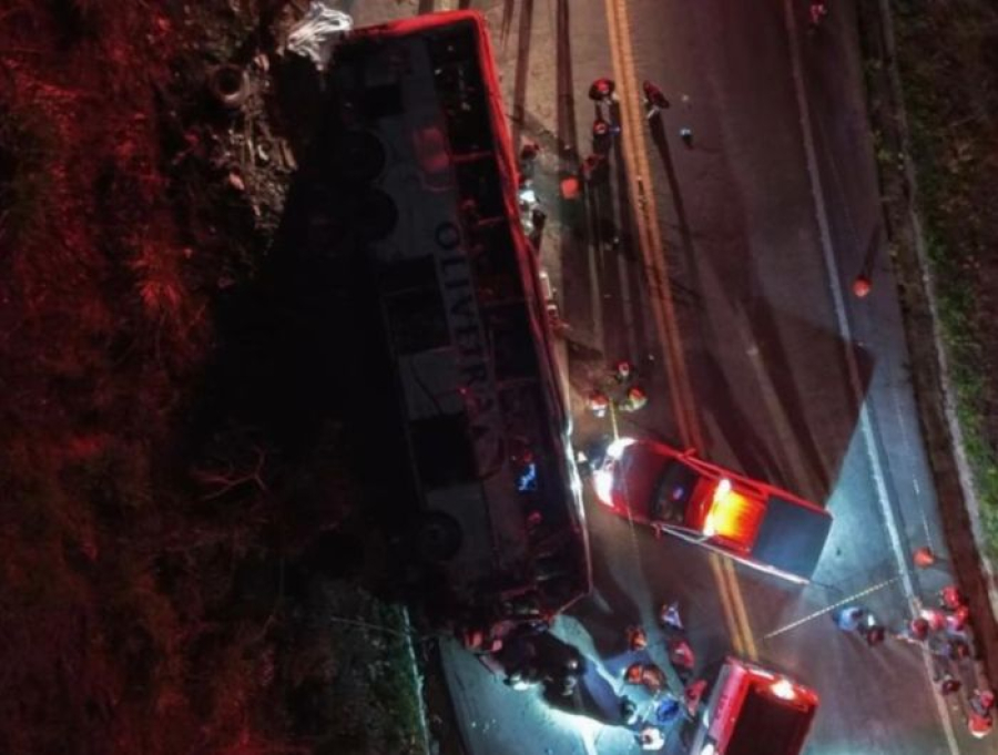 Ônibus de excursão tomba na BR-262 e deixa três mortos e 45 feridos em Ibatiba