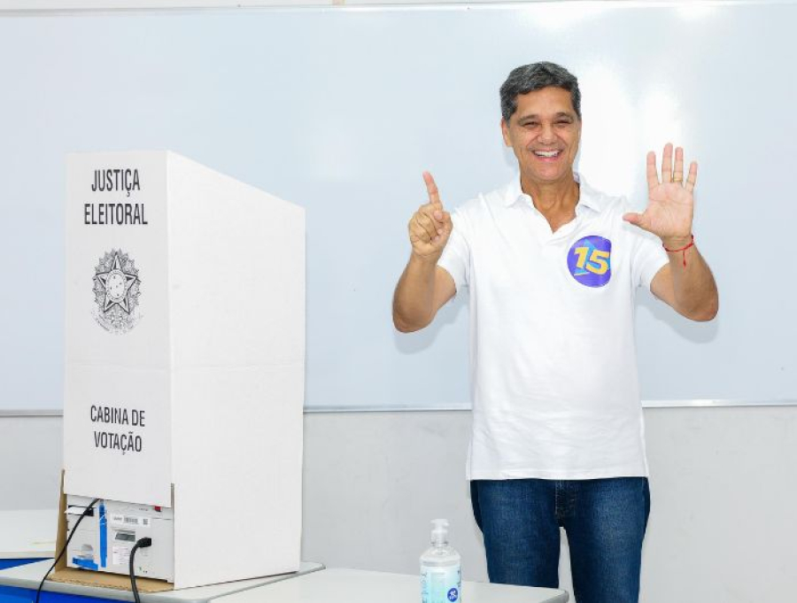 Governador Ricardo Ferraço vota em Vitória e reforça confiança na vitória