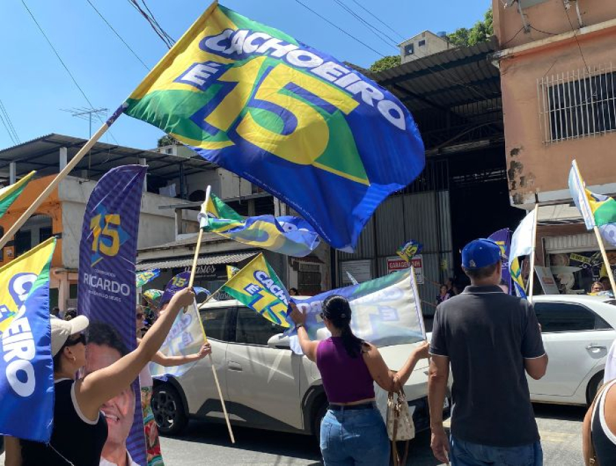 Apoiadores de Ricardo Ferraço realizam adesivaço e carreata em Cachoeiro