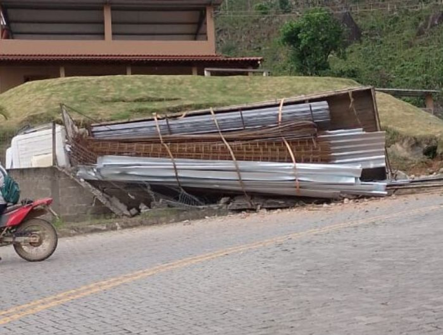 Caminhão perde os freios, tomba e atinge motociclista em serra de Castelo, no ES